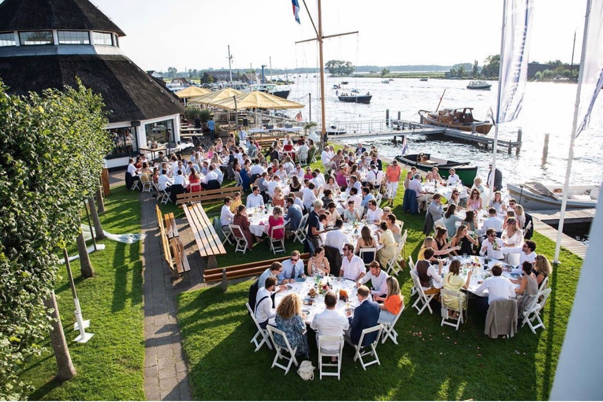 Vergadering, partijen, bedrijfsuitjes,. lustrum, diners en feesten